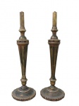 ABAJUR, Par de pés para abajur em madeira foleada a ouro, coluna dita: Dórica, base circular dentada, falta fiação. Med.: 53cm.