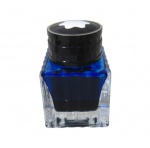 MONT BLANC, Alemanha, Frasco de tinta da marca MONT BLANC, confeccionado em vidro translúcido canelado, acompanha um pouco de tinta na cor azul. Med.: 6,5x4x4cm.