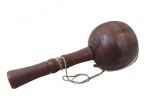 BRINQUEDOS ANTIGOS, Brinquedo bilboquê em madeira (O jogador lança o recipiente para cima, preso a uma corda, e o objetivo é conseguir encaixa-lo no bastão quando ele estiver em queda). Med.: 14cm.