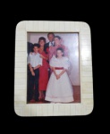 FOTOGRAFIA, Porta retrato em madeira com revestimento de placas de osso. Med.: 31x25,5cm.