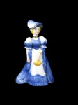 ESCULTURAS, Escultura em porcelana esmaltada representando dama antiga com pintura policromada. Med.: 30x18,5x14cm.