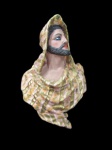 ESCULTURAS, Busto representando cigano, confeccionado em estuque, pintura ricamente policromada, remates em ouro, olhos em vidro, apoiado sobre base oitavada na cor preta. Med.: 42x25x11cm.
