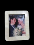 FOTOGRAFIA, Porta retrato em madeira com revestimento de placas de osso. Falta vidro. Med.: 31,5x25,5cm.