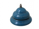 DIVERSOS, Campainha de mesa em metal esmaltado na tonalidade azul. Med.: 6x10cm.