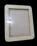 FOTOGRAFIA, Porta retrato em madeira com revestimento de placas de osso. Med.: 37,5x32cm.