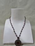 BIJUTERIAS, Colar confeccionado em cristal na tonalidade rubi e missangas, pingente em cristal com incrustações, fecho de encaixe. Med.: 54cm.