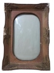 FOTOGRAFIA, Moldura em madeira patinada, entalhes de motivos florais, borda recortada, vidro bombê  e adornados perolados, Possui falha nos entalhes. Med.: 64,5x45,5cm.