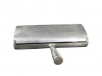 METAL PRATEADO, Cata migalhas em metal espessurado a prata, cinzelado por concheados, com escova articulada no centro e cabo cilíndrico. Medida: 14,5 cm de largura