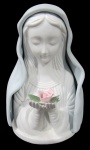 ARTE SACRA, Luminária confeccionada em biscuit representando Virgem Maria, tonalidade branca, véu azul e rosa nas mãos. Parte elétrica no estado, bicado na rosa. Med.: Alt. 18,5 x Comp. 13 x Larg. 10 cm