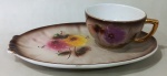 PEREIRA VALADO, Portugal - Xícara para chá e biscoiteira em faiança vitrificada na tonalidade castor com pintura de flores e folhagens em policromia e realces em dourado. Alça da xícara colada. Med.: 7x14x11cm / 27x19cm.