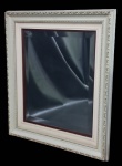 MOBILIARIO - Espelho em cristal bisotado com moldura em madeira com adornos filetados a ouro. Med.: 52x56cm.