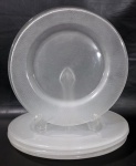 VIDRO - Quatro pratos rasos em vidro satine leitoso. Med.: 28cm.