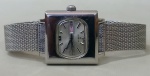 RELÓGIO SEIKO - Um relógio de pulso automático em aço inoxidável, resistente a água, visor com mostrador de dia e mês, de fabricação japonesa. Não testado e sem garantia de funcionamento.