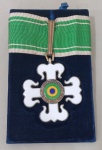 MILITARIA - Medalha de Ordem do Mérito Militar, confeccionada em prata e esmalte, condecoração criada para galardoar militares, civis e instituições, nacionais ou estrangeiros, que tenham prestado serviços relevantes à Nação Brasileira, especialmente às Forças Armadas Terrestres, seu designer foi inspirado na antiga Imperial Ordem de São Bento de Avis, também destinada a militares, criada durante o governo do Presidente Getúlio Vargas, por meio do Decreto-Lei n. 24660, de 11 de junho de 1934, cujo regulamento fora posteriormente aprovado por meio do Decreto n. 48461, de 5 de Julho de 1960, sucessivos decretos alteraram suas disposições, até o atual, emitido em 2000, O Presidente da República é seu grão-mestre, e cuja grã-cruz e colar é sempre transmitida ao sucessor, entre os grã-cruzes, estão os membros do Conselho da Ordem: ministros da Defesa, das Relações Exteriores e o comandante do Exército, medindo 9x5cm.