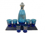 VIDROS, Garrafa e 6 copos para licor em vidro na tonalidade azul, decorado por guirlanda, cenas galante, castelo e animais em vasta douração, possui falhas na douração. Med.: Garrafa: 22,5cm / Copo: 6,5x5cm.
