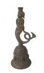 BRONZE, Sineta em bronze com pega no feitio de sereia, cinzelado em relevo de figuras e elementos vegetalistas. Med.: 18cm.