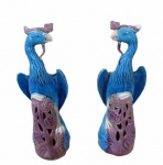 PORCELANA ORIENTAL, Par de esculturas em porcelana esmaltada representando faisões, pintura na tonalidade azul com decoração vazada de flores e folhagens, marcada no fundo. 1 bicada. Med.: 16cm.
