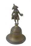 BRONZE, Sineta em bronze, pega cinzelada no feitio de pirata. Med.: 11,5cm.