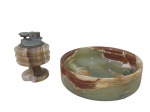 DIVERSOS, Isqueiro e cinzeiro confeccionados em alabastro, isqueiro com bicados e sinais de oxidações. Med.: Cinzeiro 4x15cm / Isqueiro 9,5cm.