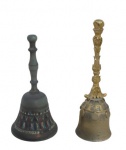 METAL DOURADO, Duas sinetas, sendo: A) 1 em metal dourado, pega cinzelada por elementos vegetalistas (apresenta oxidações) (14,5cm) e B) 1 em cloisone com pintura policromada, sinais de oxidações (13cm).