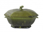 LUIZ SALVADOR, Terrina em faiança vitrificada, esmaltada na tonalidade verde musgo, formato oitavado, alças laterais e pega da tampa no feitio de voluta. Med.: 16x26x16,5cm.