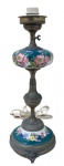 ABAJUR, Abajur confeccionado em metal prateado e porcelana, com pintura de flores e folhagens em policromia, coluna balaustre, pés tripoides. Apresenta sinais de oxidação. Med.: 40cm.