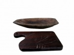 DIVERSOS, Lote com 2 peças, sendo: A) 1 gamela em madeira, formato oval (42,5x23,5cm) e B) 1 tábua para cortes em madeira em formato de cutelo (30x17,5cm)