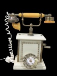 TELEART, Antigo telefone em madeira e baquelite na cor creme, guarnições em metal dourado, década de 70, não testado e sem garantia de funcionamento. Medida: 33 x 26 x 14 cm.