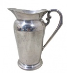 EBERLE, Refresqueira em metal espessurado a prata, cinzelada por elementos vegetalistas, aparador de gelo, apresenta mossa. Med.: 22,5x20,5x13cm.