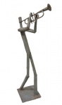 ESCULTURAS, Escultura em ferro fundido representando musicista. Apresenta sinais de oxidação. Med.: 45,5x10,5x10,5cm.