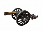 ESCULTURAS, Canhão francês Louis XIV, estrutura confeccionada em madeira, rodas em plástico rígido com guarnições em metal prateado, canhão em metal dourado, possui pequenos sinais de oxidação. Med.: 11x30x11cm.