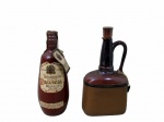 BEBIDAS, Lote com 2 peças, sendo: A) RAUVIEJA, Aguardente Gallego, garrafa em vidro pintado na cor marrom, lacrada, 750ml, sem garantia de integridade do liquido (25cm) e B) 1 garrafa em faiança vitrificada revestida em couro, com cordão com inscrição GIN (26cm).