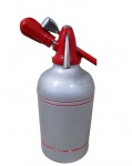 SYPHOLUX, Sifão em metal esmaltado na tonalidade cromada, filetes em vermelho, parte superior em plástico rígido na tonalidade vermelha, para produção de soda (água gaseificada). Medidas: 31,5cm.