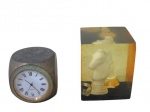 DIVERSOS, Lote com 2 peças, sendo: A) 1 relógio com caixa em bronze, movimento quartz, mostrador com algarismos romanos com aro em metal dourado, apresenta sinais de oxidação (4x4x4cm) e B) 1 peso de papel em bloco de acrílico com peças de xadrez internas na tonalidade branca, apresenta batida (5,5x4,5x4,5cm).