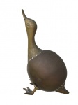 ESCULTURAS, Escultura em bronze representando pato, com cinzelado de folhagens e corpo liso. Med.: 20x25x11cm.
