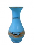 VIDROS, Vaso balaustre em vidro opalinado na tonalidade azul, adornado por guirlanda floral em ouro, borda com bicados. Med.: 31,5x12cm.