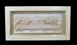 ARTE SACRA, Santa Ceia confeccionado gesso, moldura em madeira laqueada, frente envidraçada. Med.: 28,5x53,5cm.