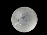 VIDROS, Peso de papel em vidro satine com inscrições: RECUERDO DE SU AMIGO, J. FRDZ. ALONSO, VICE PRESIDENTE DE LA ASOCIACIÓN DE EMPRESARIOS ESPAÑOLES EN SAN PABLO BRASIL, CIDADE DO MÉXICO OCTUBRE 1992. Med.: 8cm.