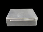 METAL PRATEADO, Caixa porta joias em metal espessurado a prata, formato retangular, interior em madeira, possui ranhuras. Med.: 4x12x10,5cm.