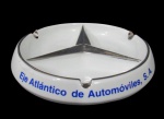 PORCELANA, Cinzeiro em porcelana esmaltada na tonalidade branca representando símbolo da marca MERCEDES, filetado a prata, com inscrições: EJE ATLÁNTICO DE AUTOMÓVILES, S.A., pequenas falhas na prateação. Med.: 19cm.