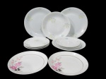 PORCELANA, Lote com 12 pratos em porcelana esmaltada, sendo: A) 2 pratos rasos com pintura de flores e folhagens em policromia, manufatura RENNER MEDAILLON (25cm), B) 2 pratos fundos com pintura de flores e folhagens em policromia, manufatura RENNER MEDAILLON (22cm), C) 4 pratos para sobremesa com pintura de flores e folhagens em policromia, manufatura RENNER MEDAILLON (17,5cm), acompanha 2 pires, e D) 2 pratos para sobremesa com pintura de flores e folhagens em policromia e adornos em ouro (19cm).