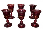 VIDROS, Lote com 6 taças para vinho em vidro na tonalidade vinho, adornado em ouro (falhas na douração), apoiado sobre base circular com haste gomada. Med.: 13x6,5cm.