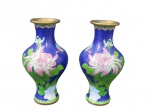 CLOISONÉ, Par de vasos em cloisoné, formato balaustre, esmaltado na tonalidade azul, com pintura de flores, folhagens e borboleta em rica policromia. Med.: 21x7cm.