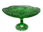 VIDROS, Fruteira de pé em vidro na tonalidade verde, decorado por sulcos e bico de jaca, bordas onduladas, apoiado sobre base circular. Med.: 11x18,5cm.