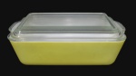 PYREX AMERICANO, Travessa com tampa em vidro temperado na cor amarela da marca PYREX (Made in USA), marca da manufatura no fundo. Medidas 8x25x18cm.