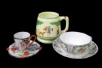 PORCELANA, Lote com 3 peças, sendo: A) 1 xícara para chá com seu respectivo pires em porcelana esmaltada na tonalidade branca com pintura de flores, folhagens em policromia (5x11x9,5cm / 14cm), B) 1 xícara para café com seu respectivo pires em porcelana esmaltada na tonalidade branca com pintura de cenas orientais em policromia (5x7x5cm / 11cm) e C) 1 caneca em faiança vitrificada da manufatura S. RUGERIO, esmaltada na tonalidade verde, com pintura de cenas campestres em policromia (10,5x12x8,5cm).
