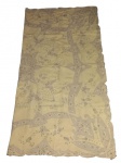 CAMA, MESA E BANHO, Toalha para banquete em linho bordado com motivos vegetalistas, ilha da madeira, possui manchas de café. Med.: 190x204cm.
