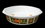 REAL, Calorama, Travessa em porcelana refratária, esmaltada na tonalidade branca, com pintura de flores e folhagens em policromia. Med.: 6x25,5x24cm.