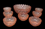 VIDROS, Saladeira e 7 bowls em vidro na tonalidade rose, decorado em gomos, bordas dentadas e fundo estrelado. Med.: Saladeira 9,5x21cm / Bowl 5x10cm.