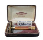 COLECIONISMO, Barbeador americano em metal dourado da marca "Gillette, MILORD",  acompanha caixa de gilletes não usadas, oxidadas, acondicionado em estojo original em couro com desgastes. Med.: 8,5cm.